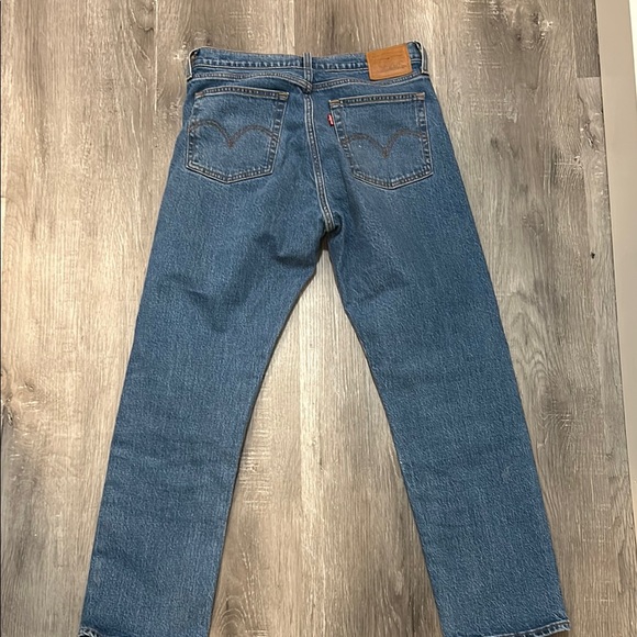 Levi’s Wedgie Straight Jeans in Medium Wash - Picture 3 of 3